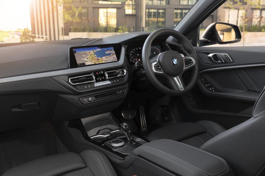 Торпедо BMW M135i xDrive (F40) 2019 года  (AU) (фото 16 из 35)